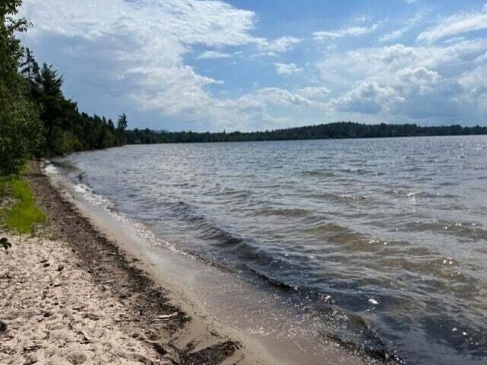 Charlies Inn - lake clear beach