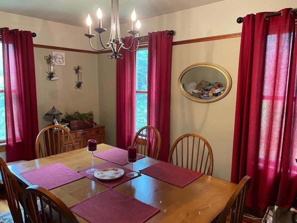 Charlies Inn - main house dining II