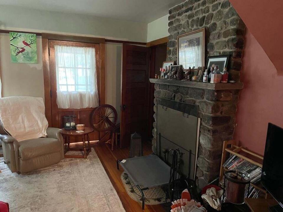 Charlies Inn - main house living rm