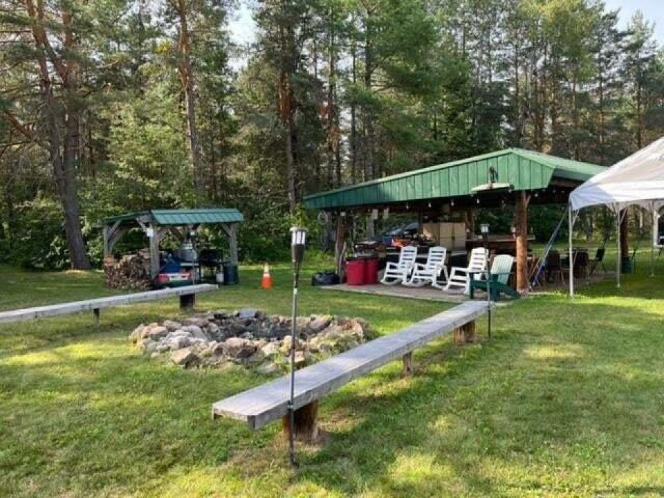 Charlies Inn - pavillion with fire pit