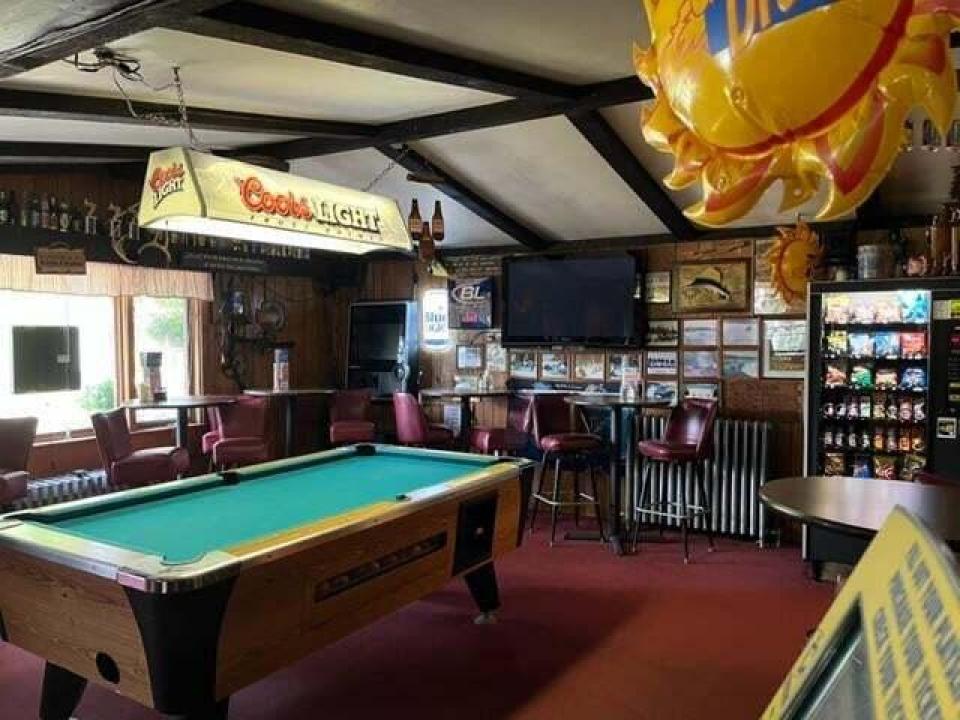 Charlies Inn - pool table area