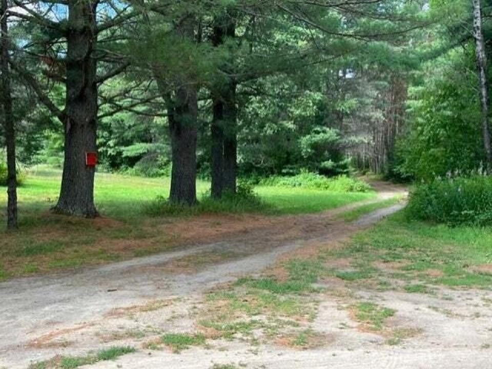Charlies Inn - road trail