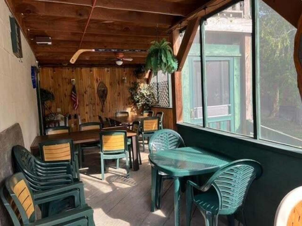 Charlies Inn - screened dining area