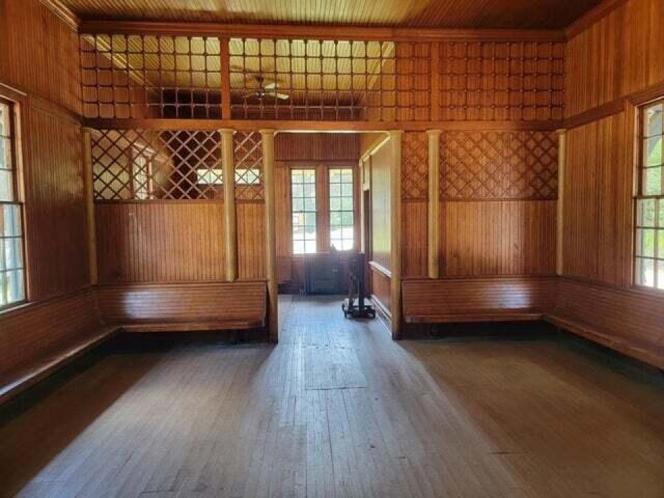 Charlies Inn - train station interior II