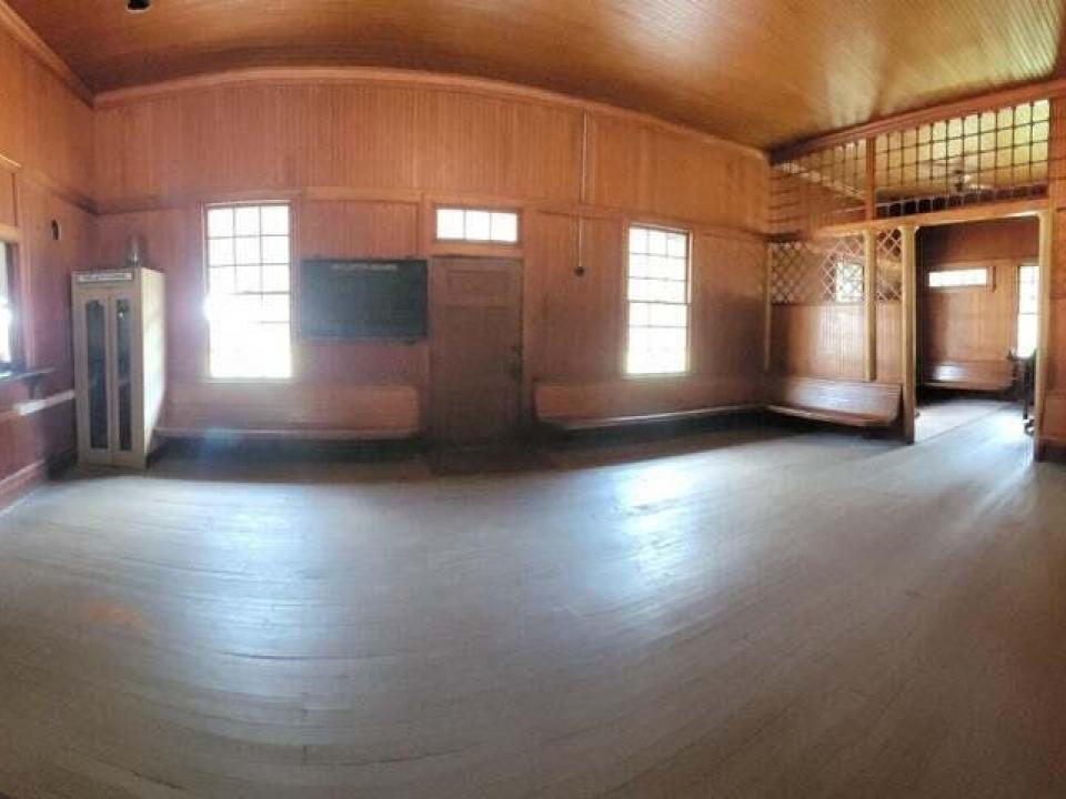 Charlies Inn - train station interior pa
