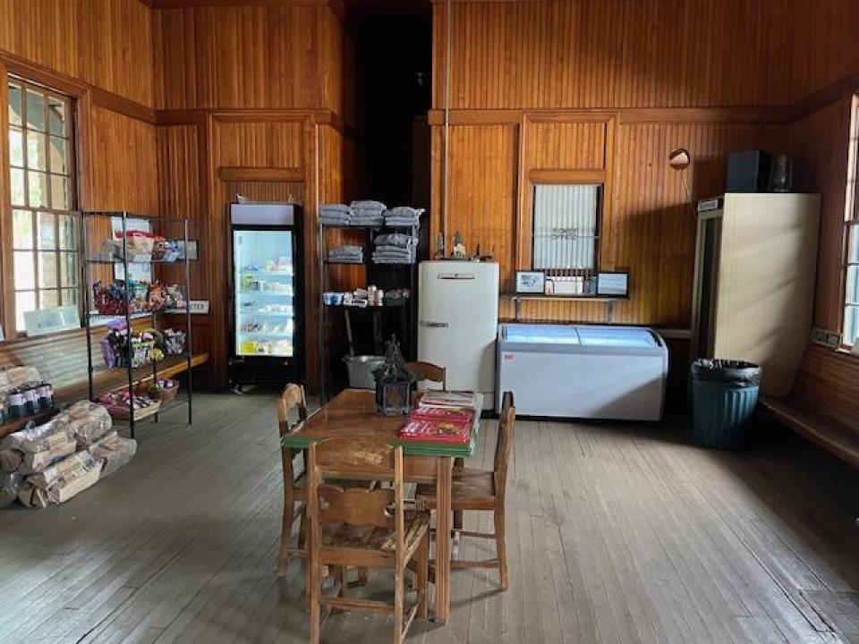 Charlies Inn train station - interior II