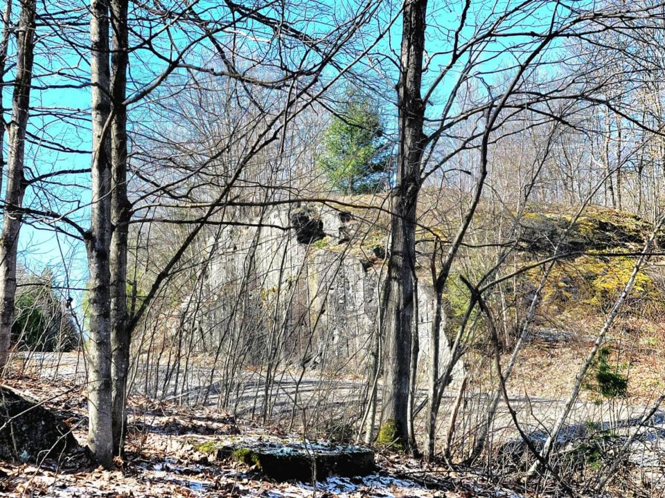 Musto - Pierrepont camp - rock outcrop