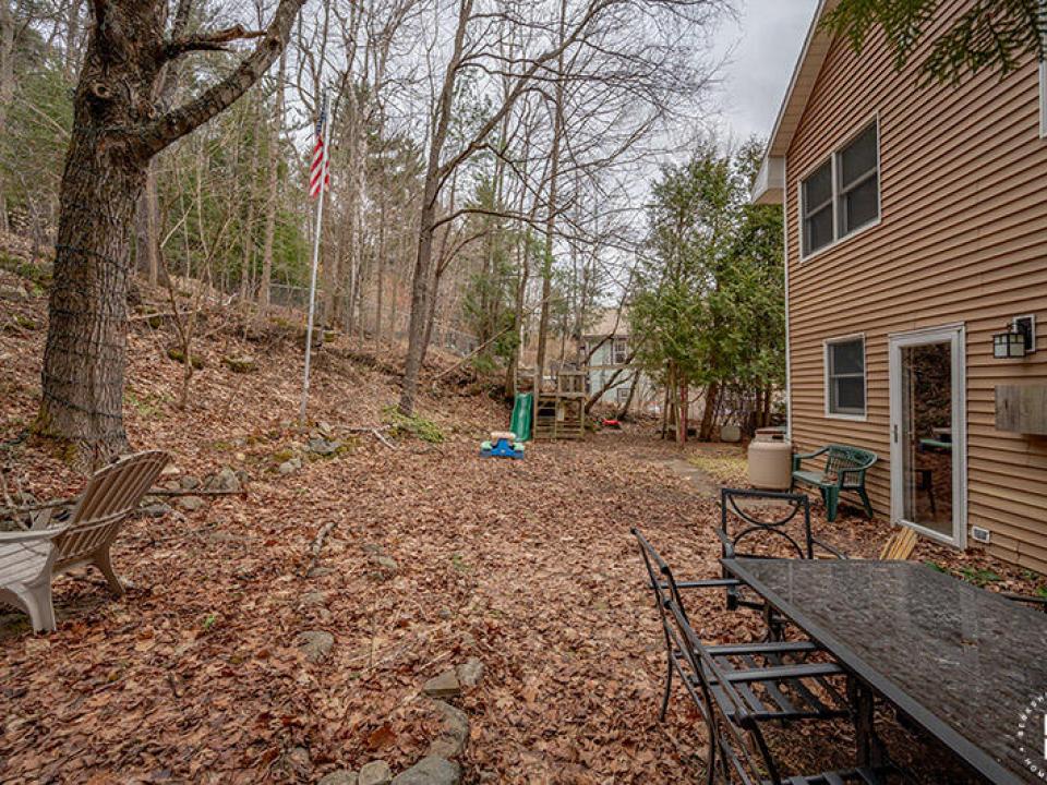 CharmingHomeOnOldLakeColby_BackYard_Tabl
