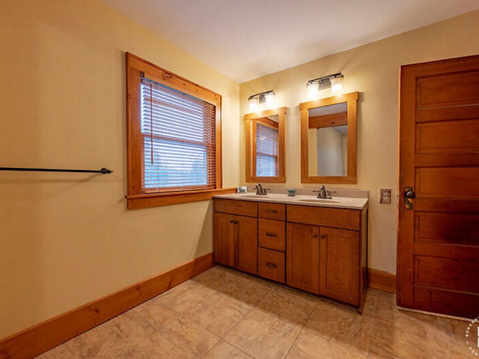 CharmingHomeOnOldLakeColby_Bathroom_Upst