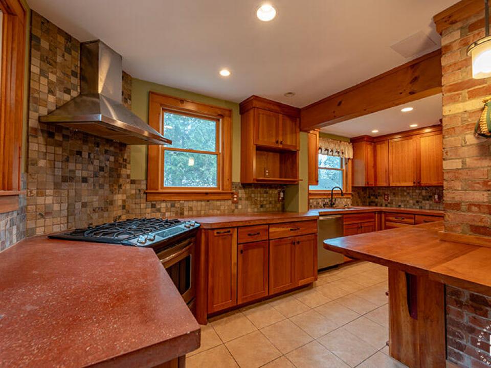 CharmingHomeOnOldLakeColby_Kitchen_Stove