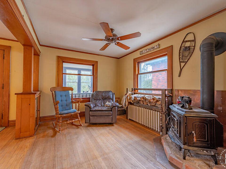CharmingHomeOnOldLakeColby_LivingRoom_Wo