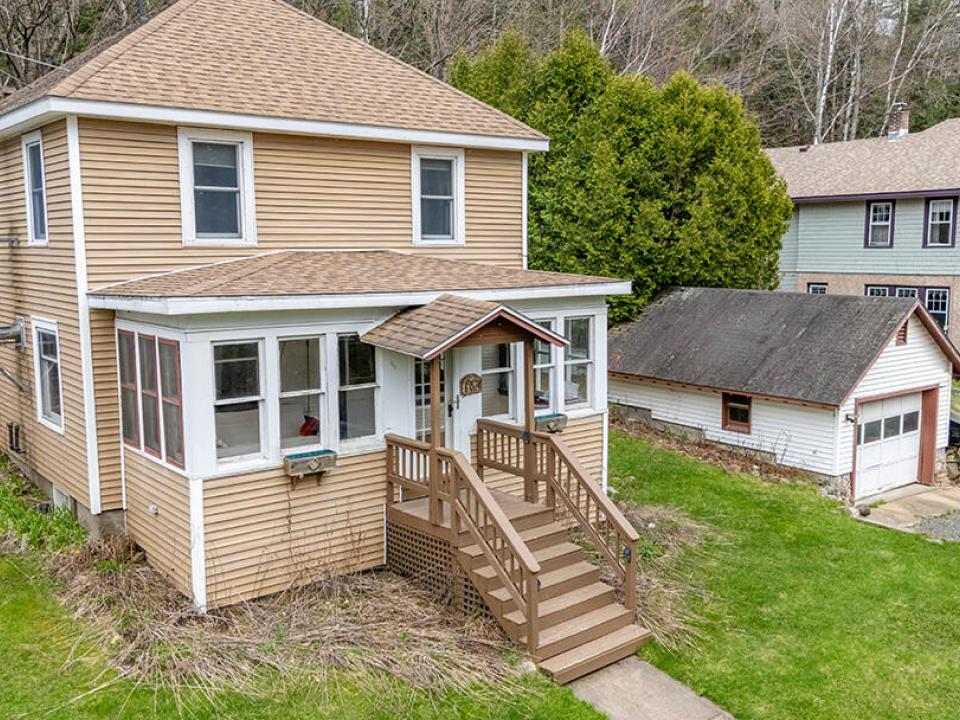 SLHomeOnOldLakeColby_0525_A_Exterior_Clo