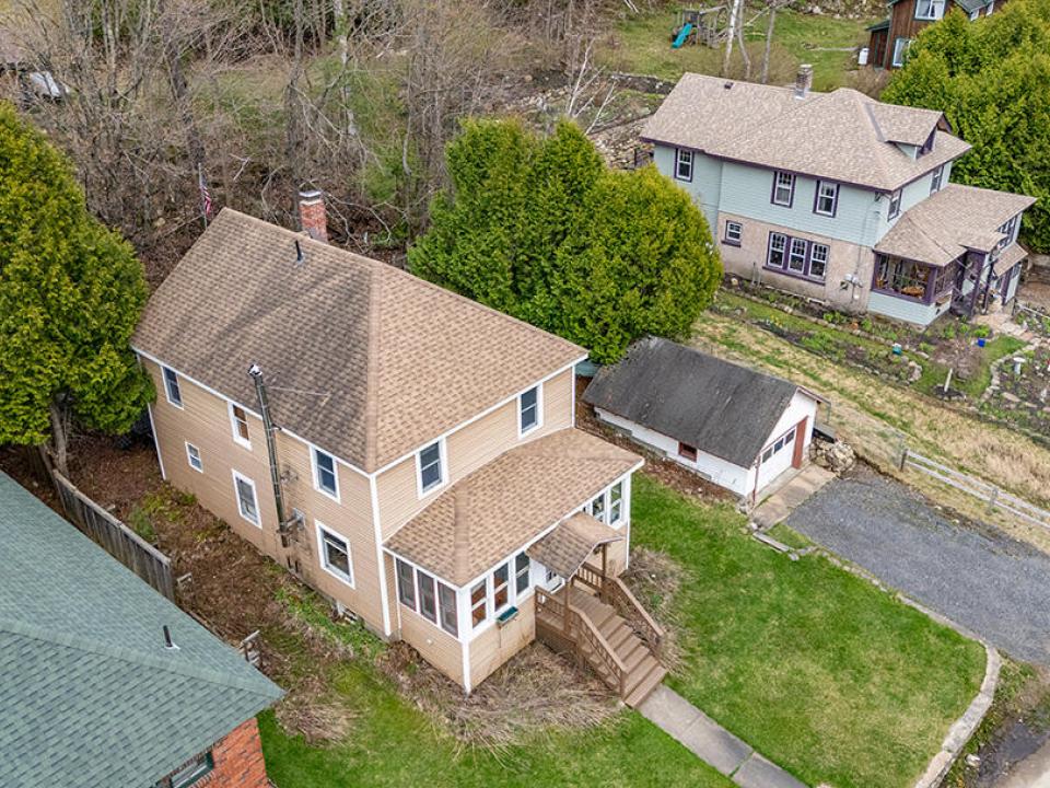 SLHomeOnOldLakeColby_0525_A_Exterior