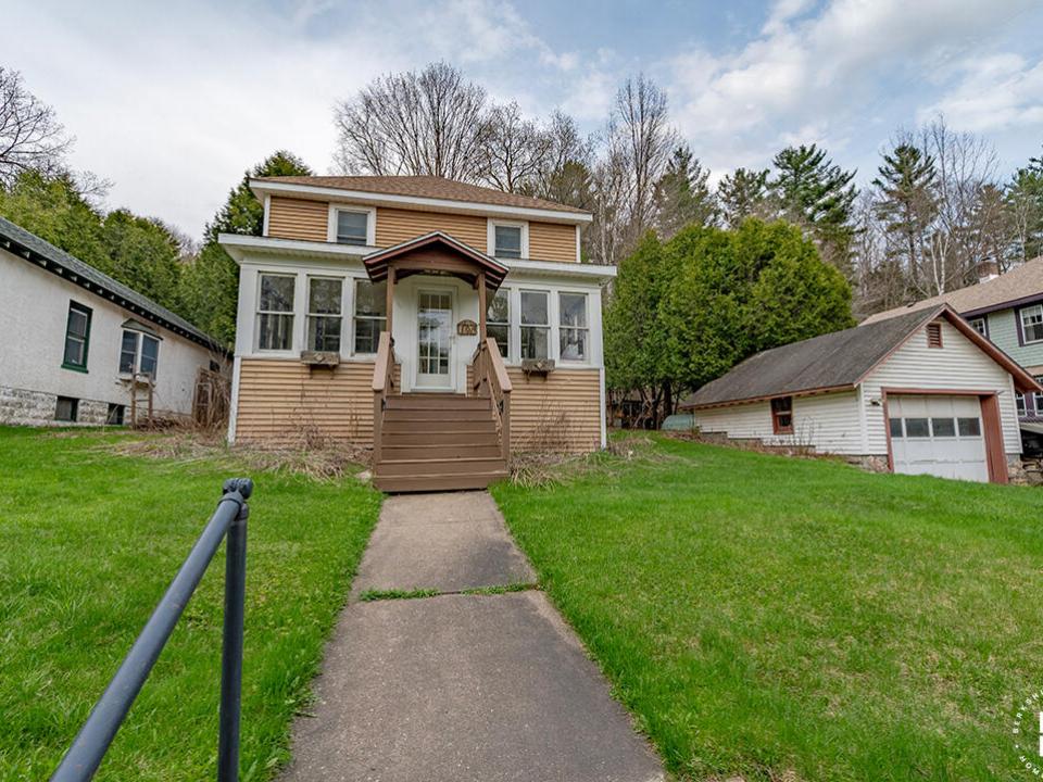 SLHomeOnOldLakeColby_0525_Exterior_Front