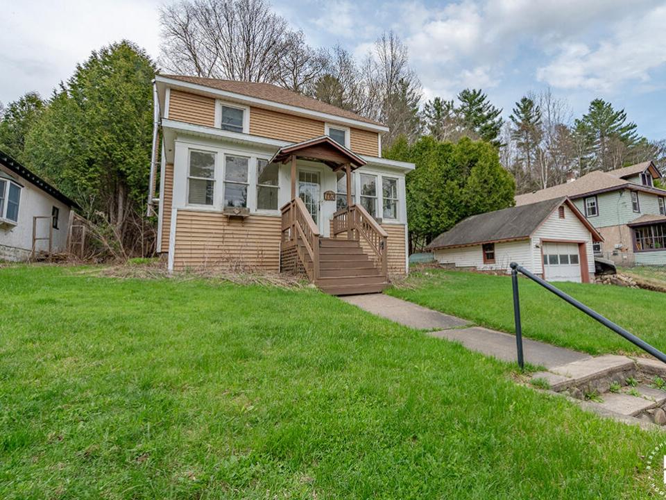 SLHomeOnOldLakeColby_0525_Exterior