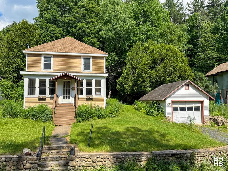 SLHomeOnOldLakeColby_Summer_Exterior_Fro