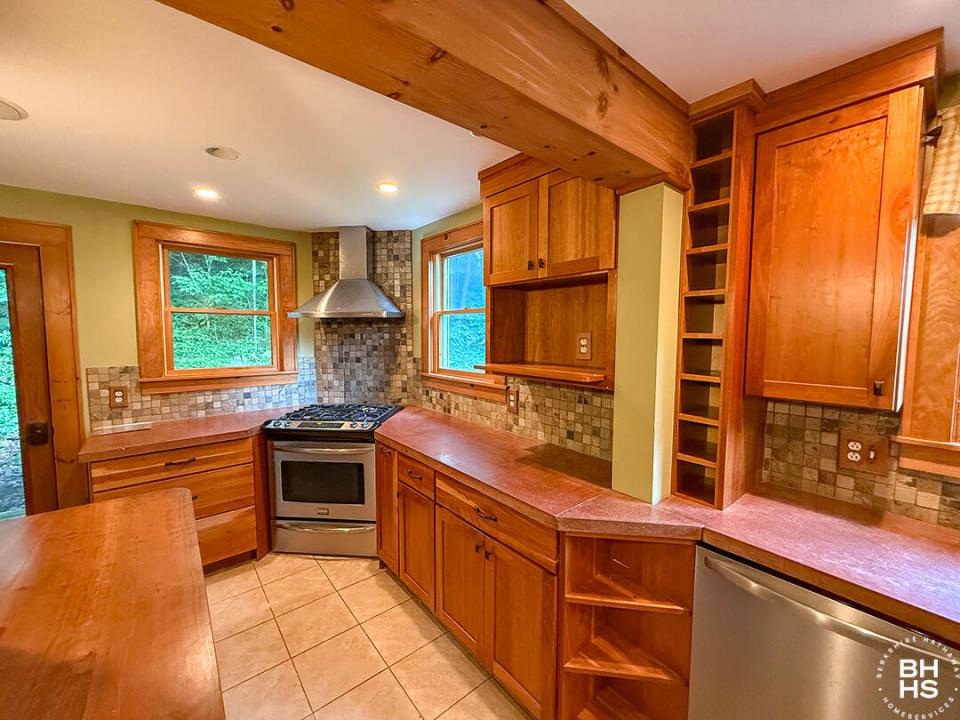 SLHomeOnOldLakeColby_Summer_Kitchen_Stov