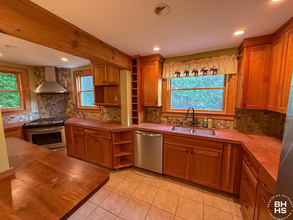 SLHomeOnOldLakeColby_Summer_Kitchen