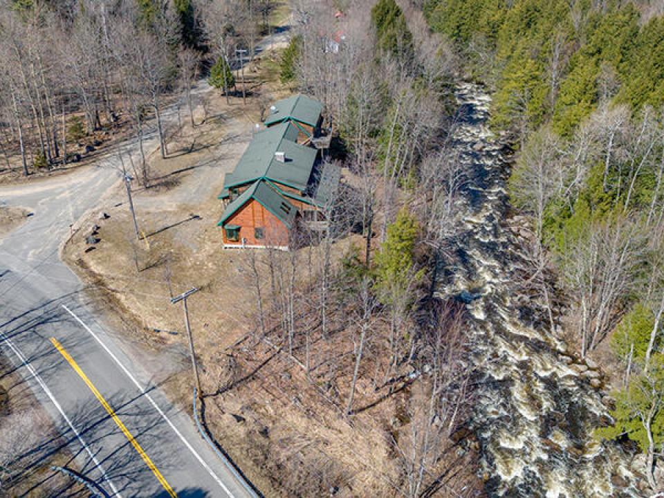 HomeOnLakeOzoniaOutlet_A_Exterior_Side_R