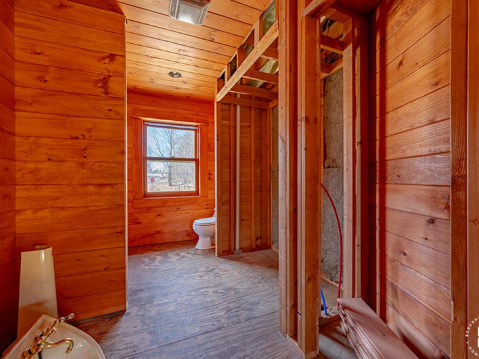 HomeOnLakeOzoniaOutlet_Bathroom2