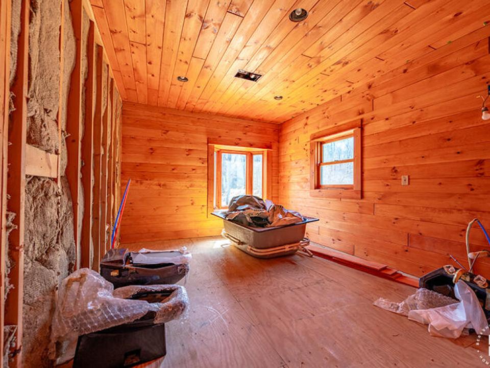 HomeOnLakeOzoniaOutlet_Bedroom1_Bathroom