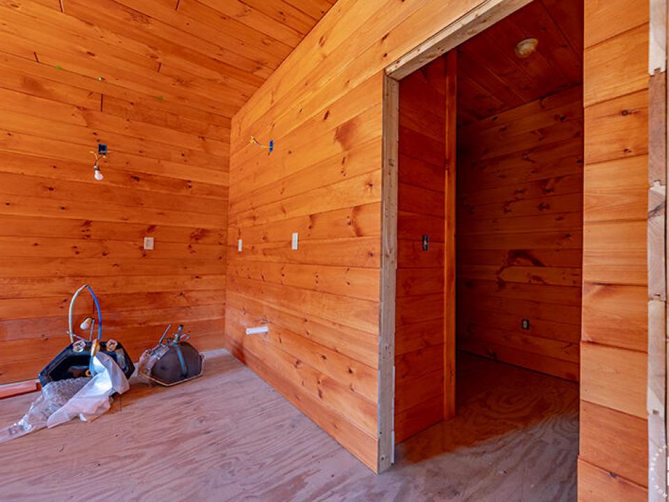 HomeOnLakeOzoniaOutlet_Bedroom1_Closet