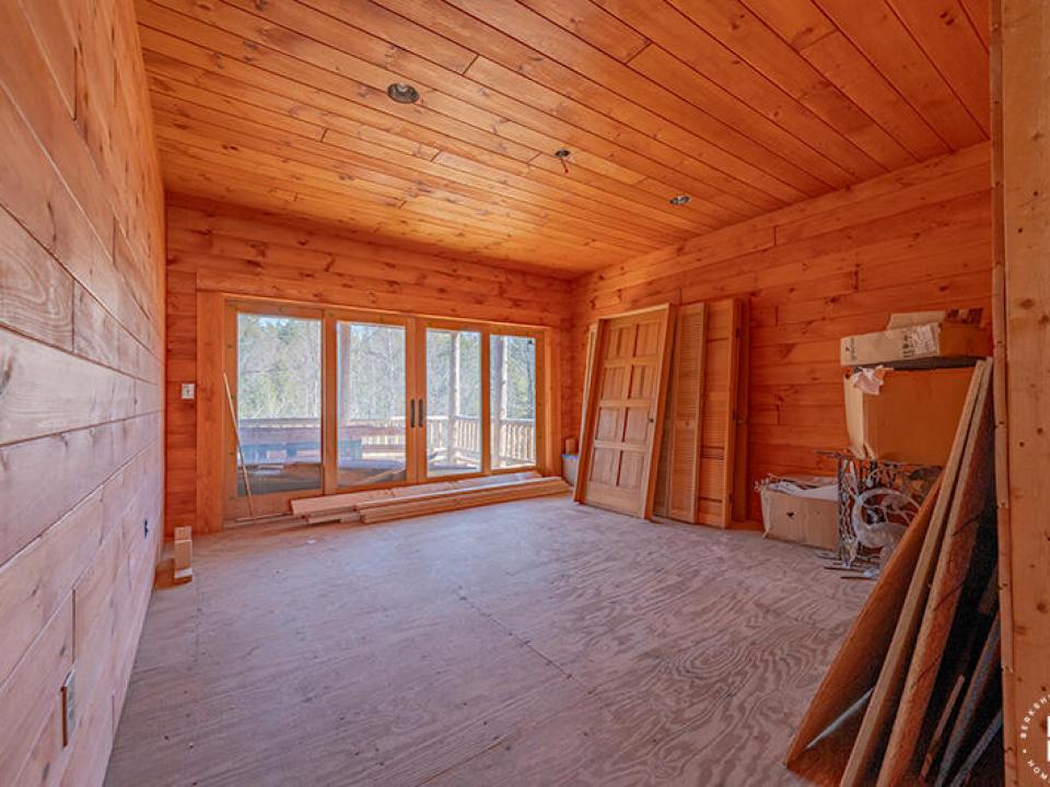 HomeOnLakeOzoniaOutlet_Bedroom2