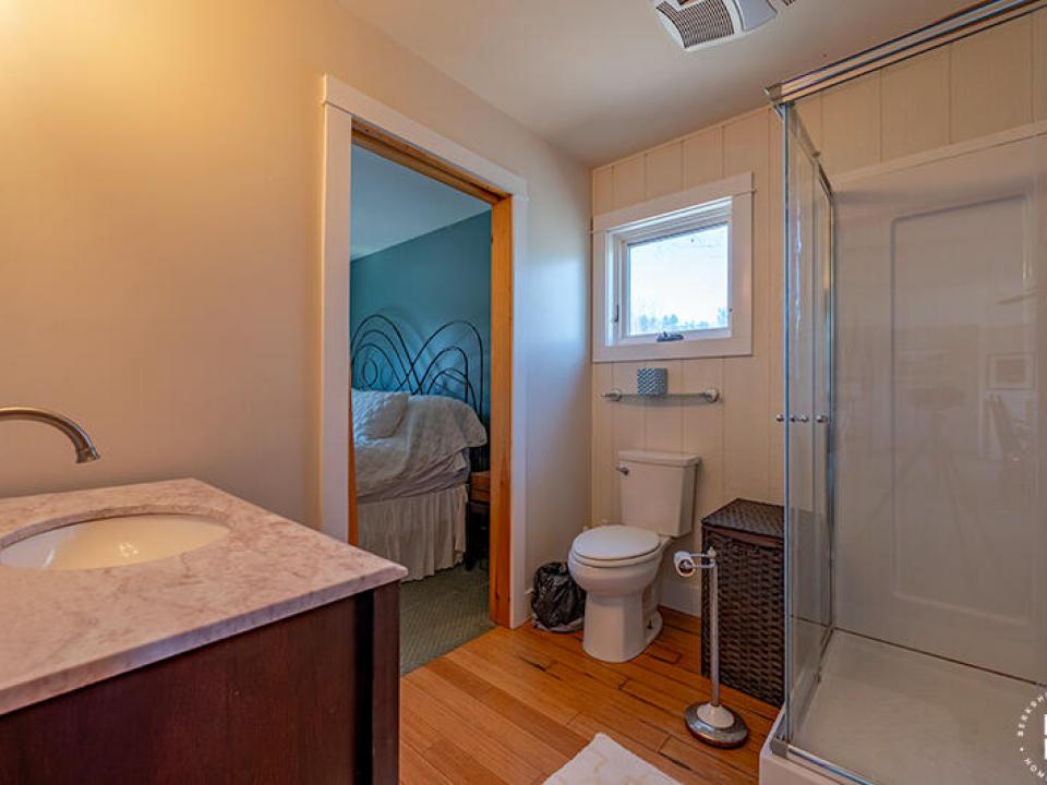 HomeOnLakeOzoniaOutlet_GuestCottage_Bath