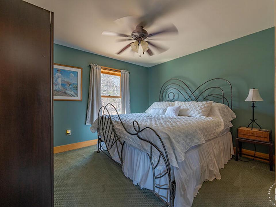 HomeOnLakeOzoniaOutlet_GuestCottage_Bedr