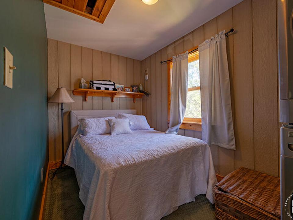 HomeOnLakeOzoniaOutlet_GuestCottage_Bedr