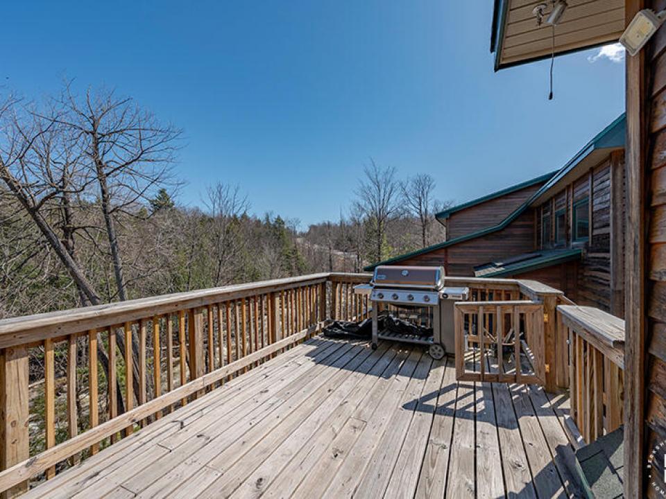 HomeOnLakeOzoniaOutlet_GuestCottage_Deck