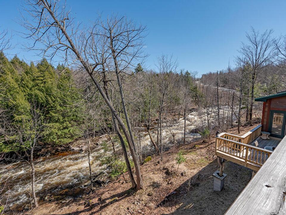 HomeOnLakeOzoniaOutlet_GuestCottage_Deck