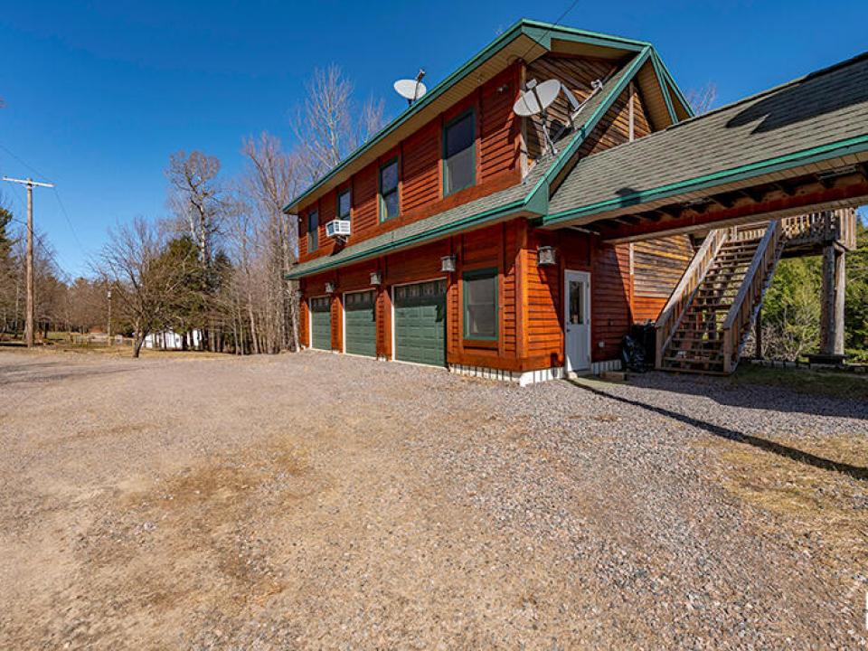 HomeOnLakeOzoniaOutlet_GuestCottage_Exte