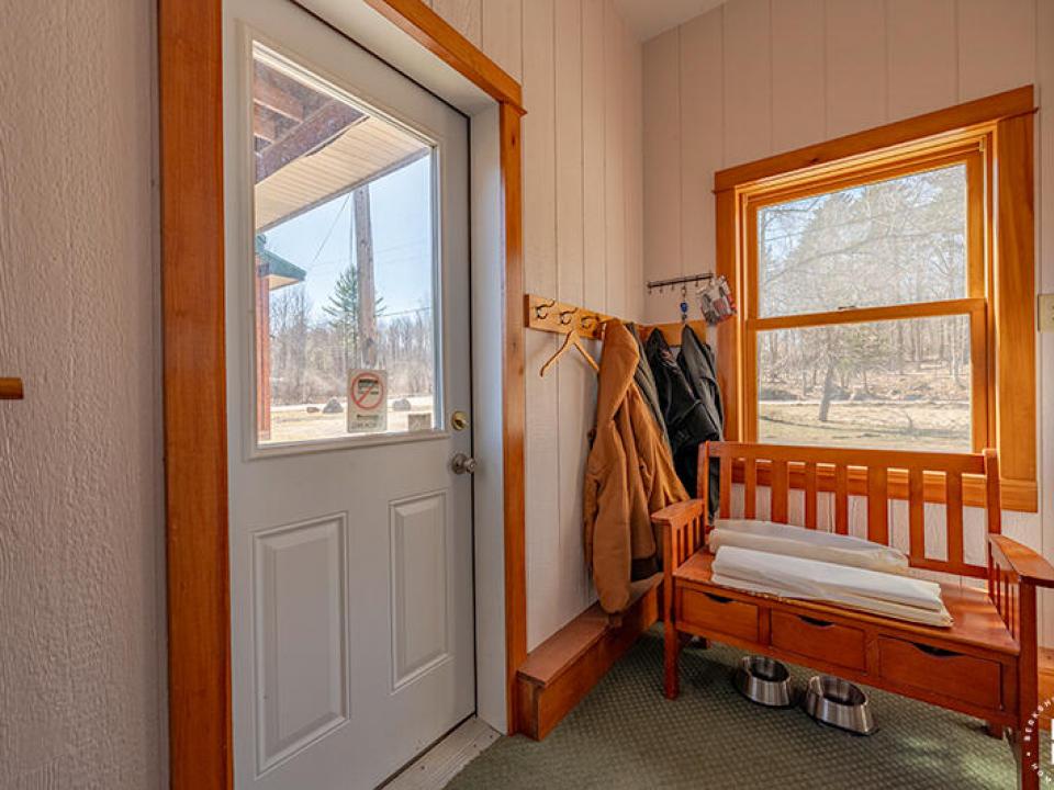 HomeOnLakeOzoniaOutlet_GuestCottage_Mudr