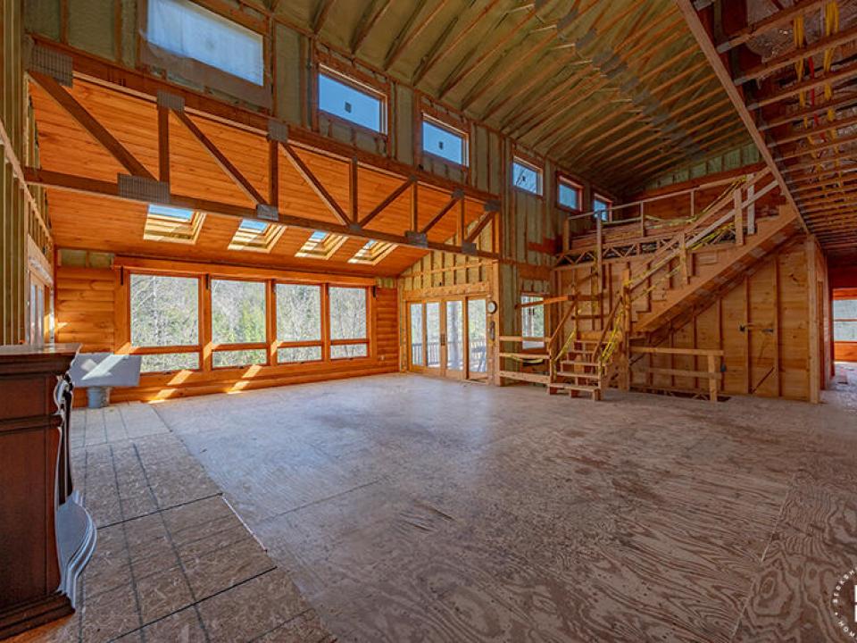 HomeOnLakeOzoniaOutlet_LivingRoom_L