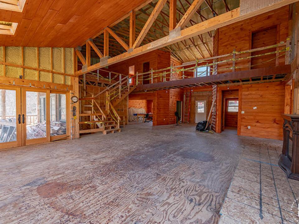 HomeOnLakeOzoniaOutlet_LivingRoom_Loft