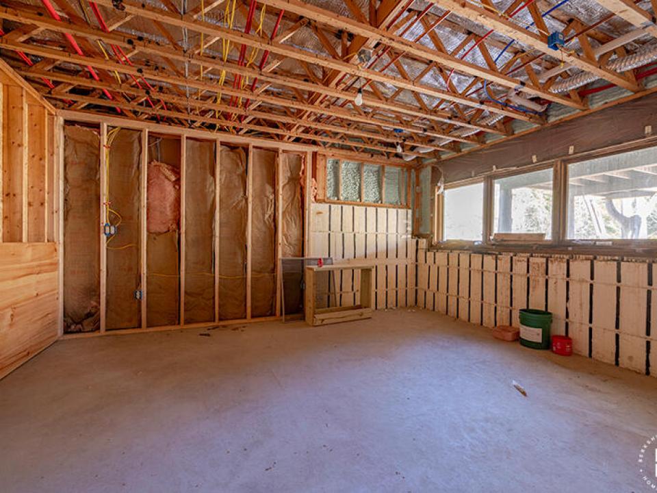 HomeOnLakeOzoniaOutlet_LowerLevel_Room