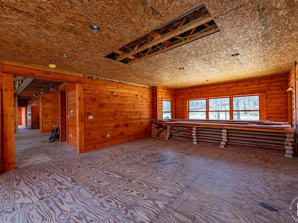 HomeOnLakeOzoniaOutlet_Room_Off_Side_Mud