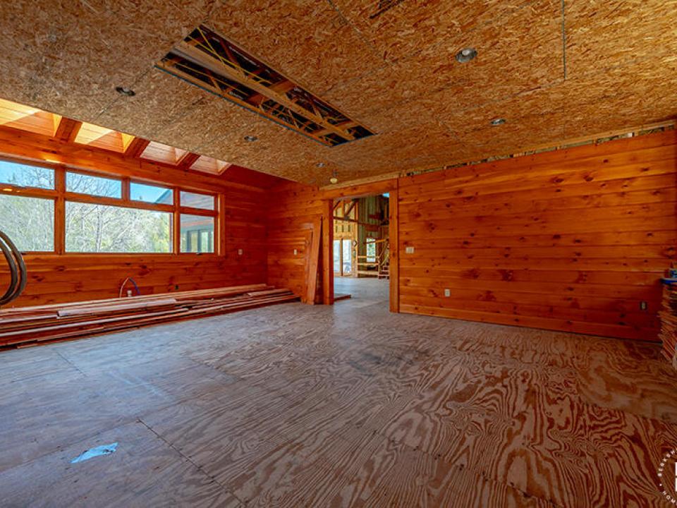 HomeOnLakeOzoniaOutlet_Room_Off_Side_Mud