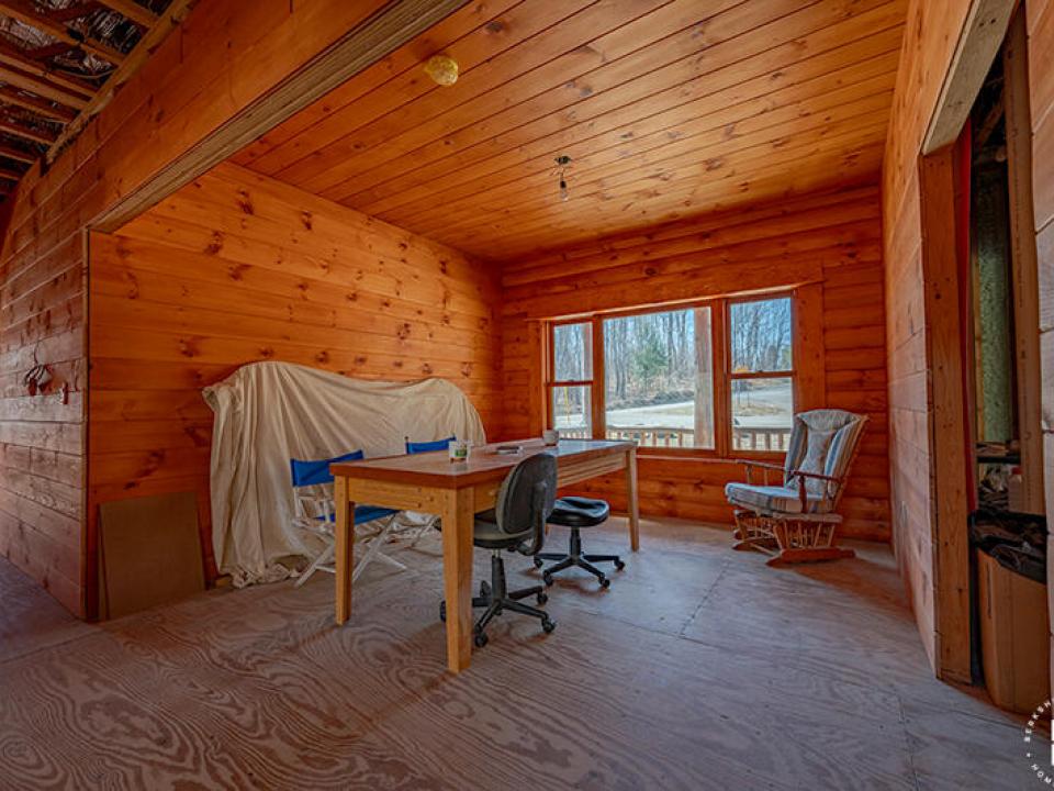 HomeOnLakeOzoniaOutlet_Room_With_Table