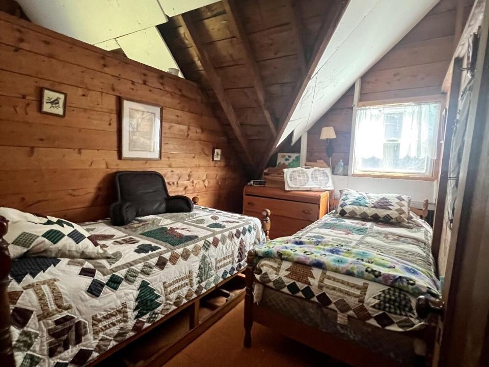 Middle Bedroom