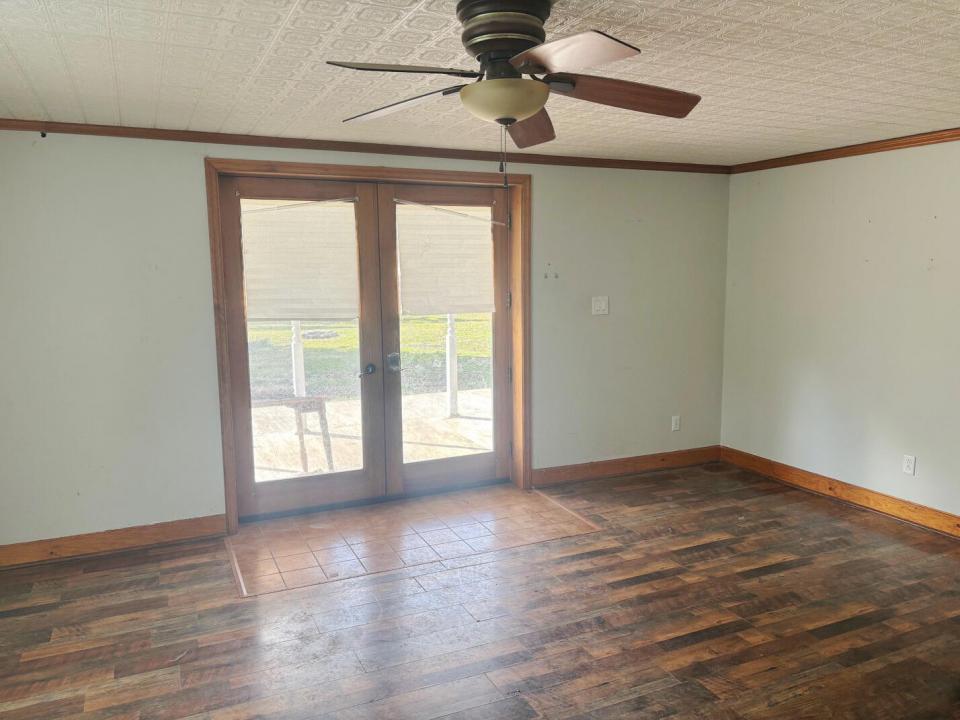 39 Champlain St Livingroom 2