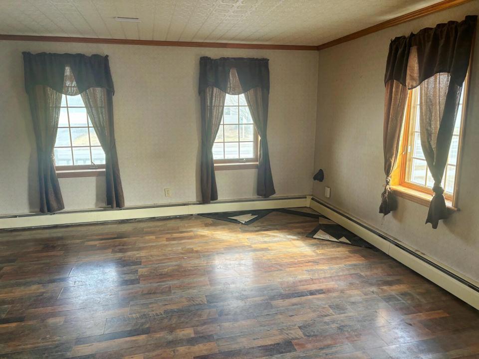 39 Champlain St Livingroom