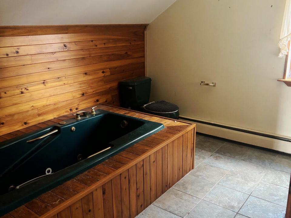 39 Champlain St Master Bath