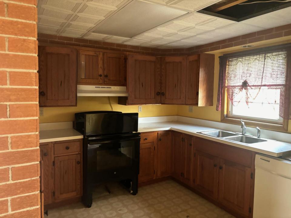 39 Chmaplain St Kitchen