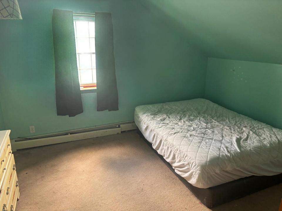 39 Champlain St bed