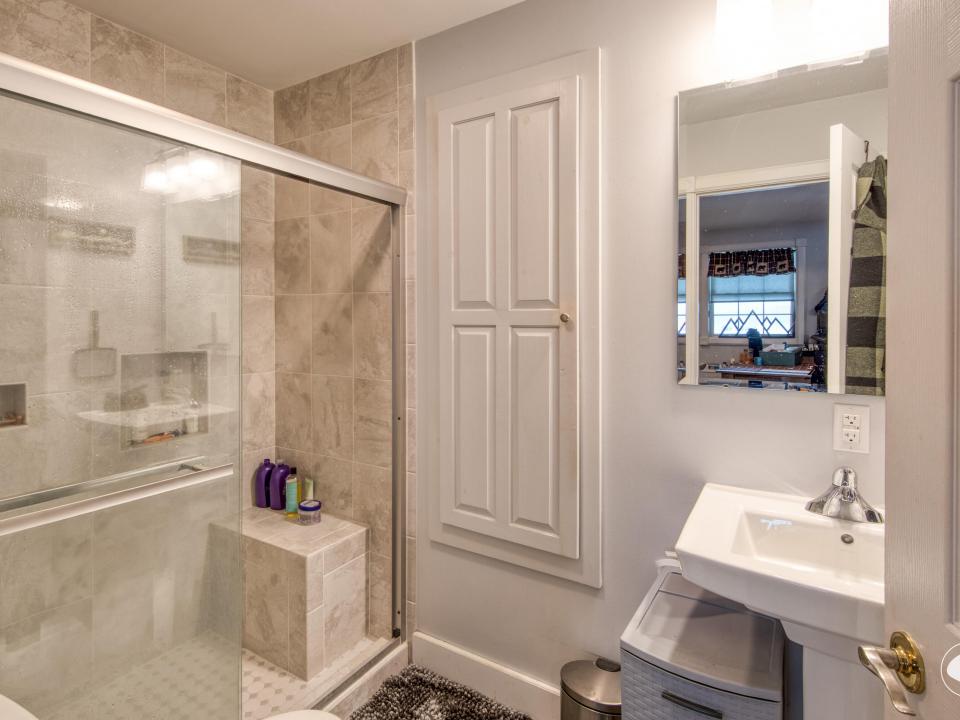 Lower Level Apartment - Bathroom