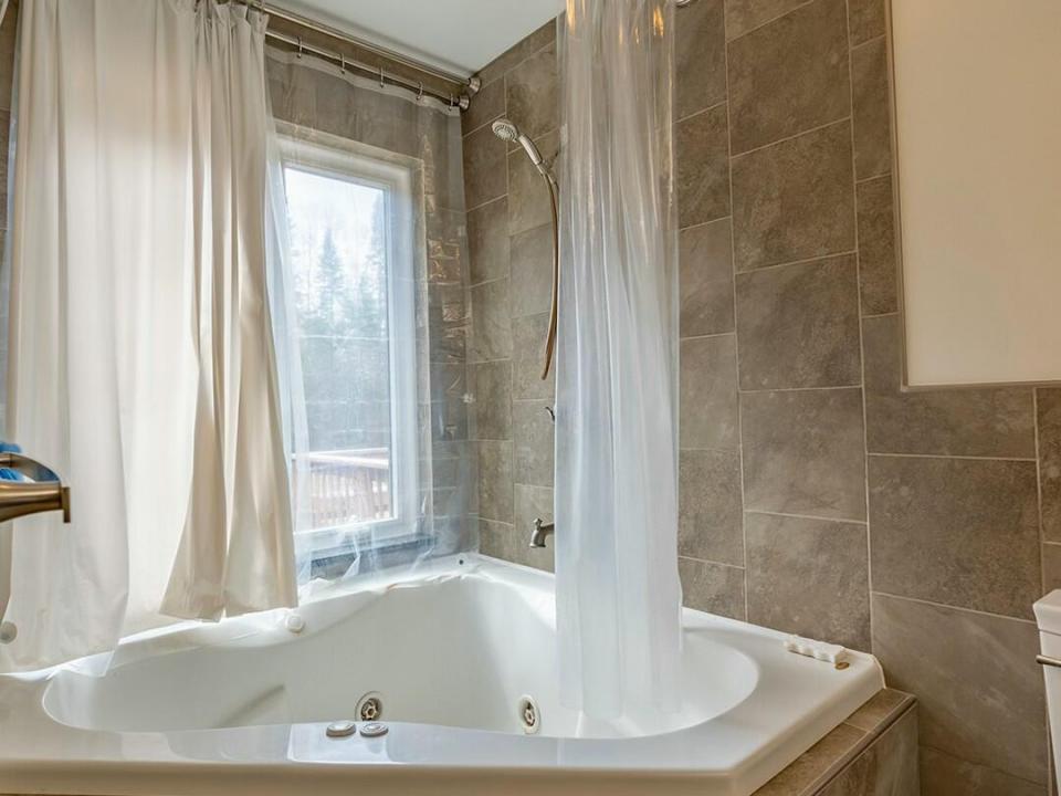 RanchInTupper_Bathroom1_Tub