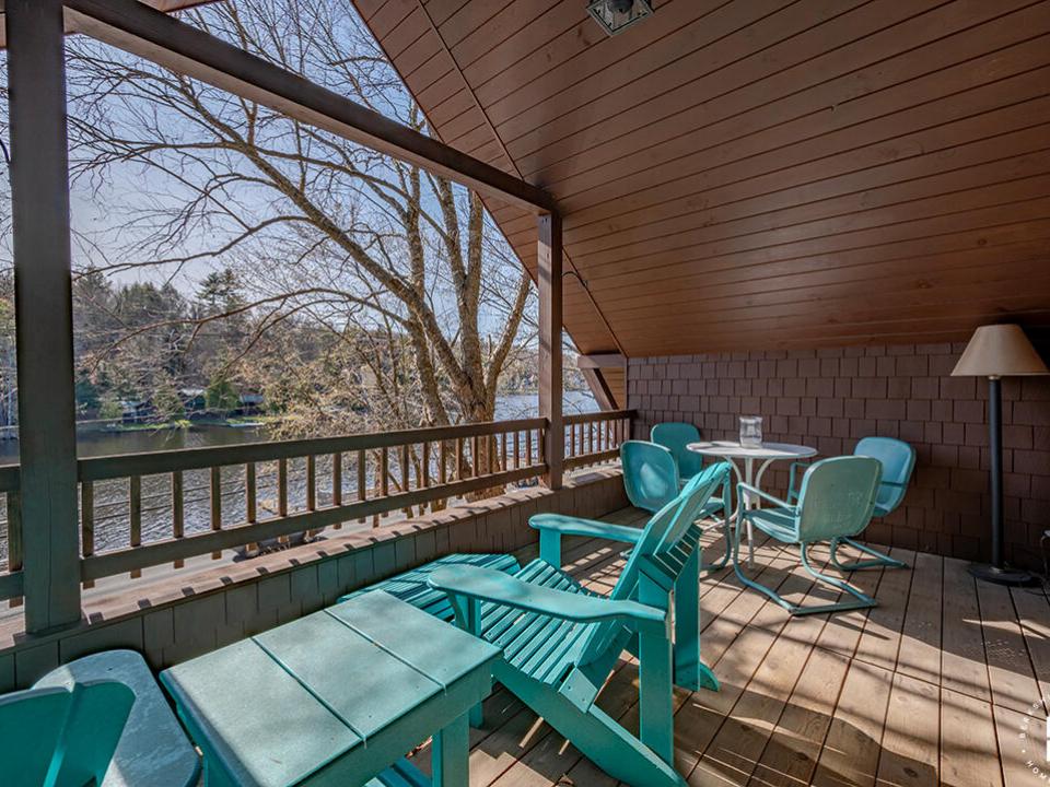 CozyHomeOnLakeFlower_Balcony_L