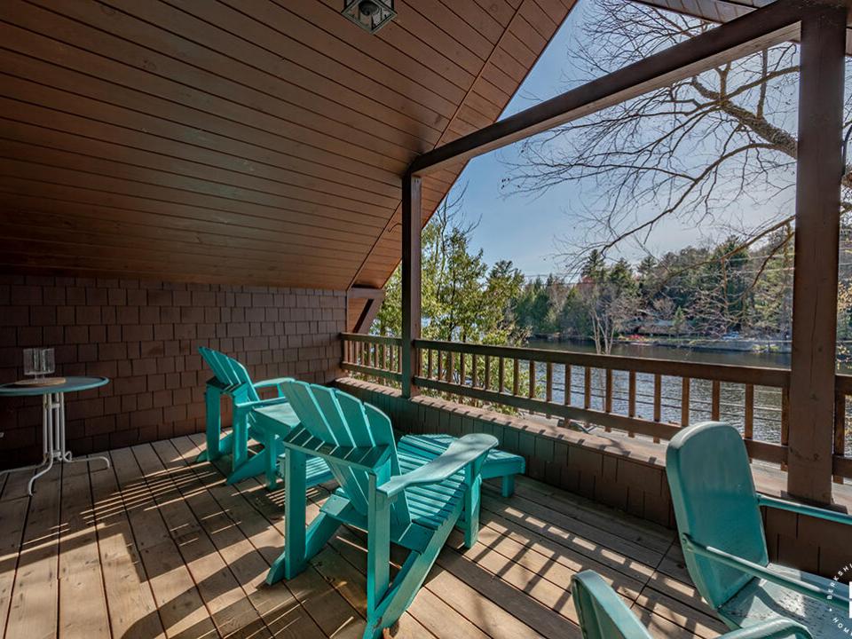 CozyHomeOnLakeFlower_Balcony_R